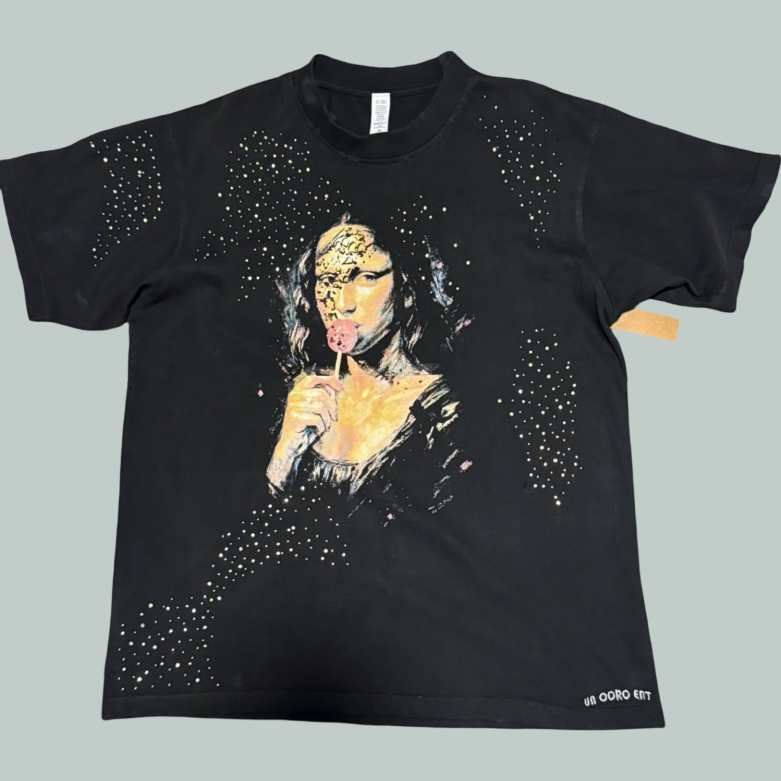 SHORT SLEEVE T-SHIRT / BY {UN CORO ENT} WITH RHINESTONE AND PRINT DESIGN