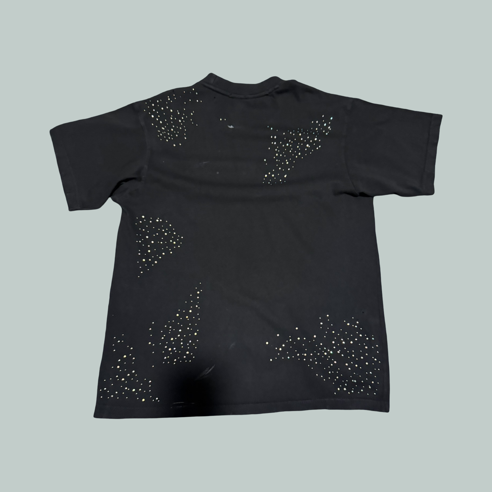 SHORT SLEEVE T-SHIRT / BY {UN CORO ENT} WITH RHINESTONE AND PRINT DESIGN